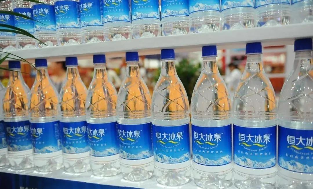 恒大冰泉瓶装水，花60亿打广告亏了40亿，无奈溃败离场