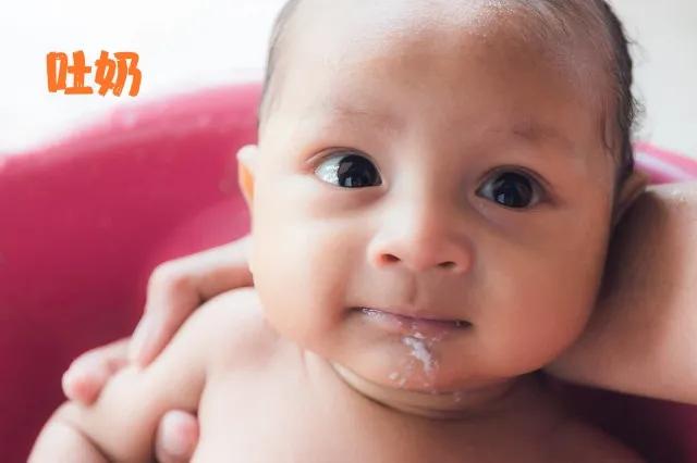 宝宝喂完奶后拉屎老是吐奶,宝宝吃完奶后吐奶粘粘的