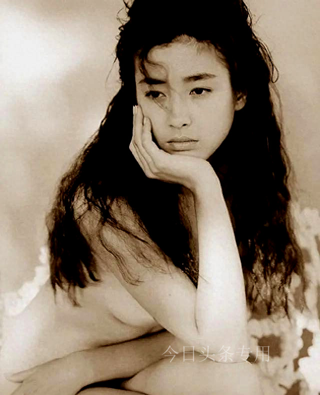 日本女星宫泽理惠：颜值不输王祖贤，14岁走红却被亲妈送上导演床