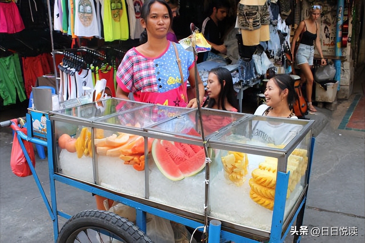 泰国街边小吃油炸蛋卷,泰国旅游必买的20种美味零食推荐
