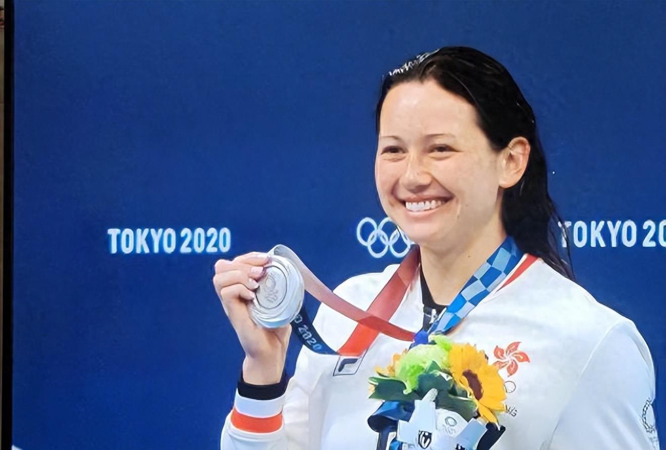 何诗蓓夺冠奏国歌,何诗蓓破世界纪录