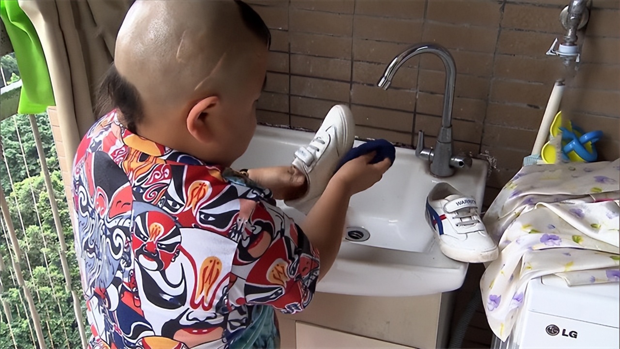 重庆1米2小男人娶1米65女演员，买7套房开豪车，却担心孩子长不高