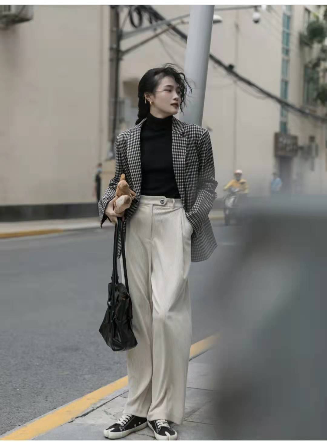 灯芯绒裤子松紧裤配什么上衣,咖色灯芯绒的裤子配什么上衣