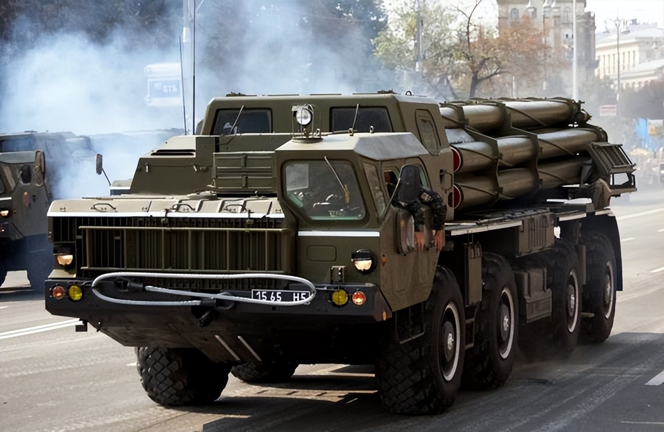 俄乌战场107毫米火箭炮,俄罗斯bm30火箭炮发射击中目标