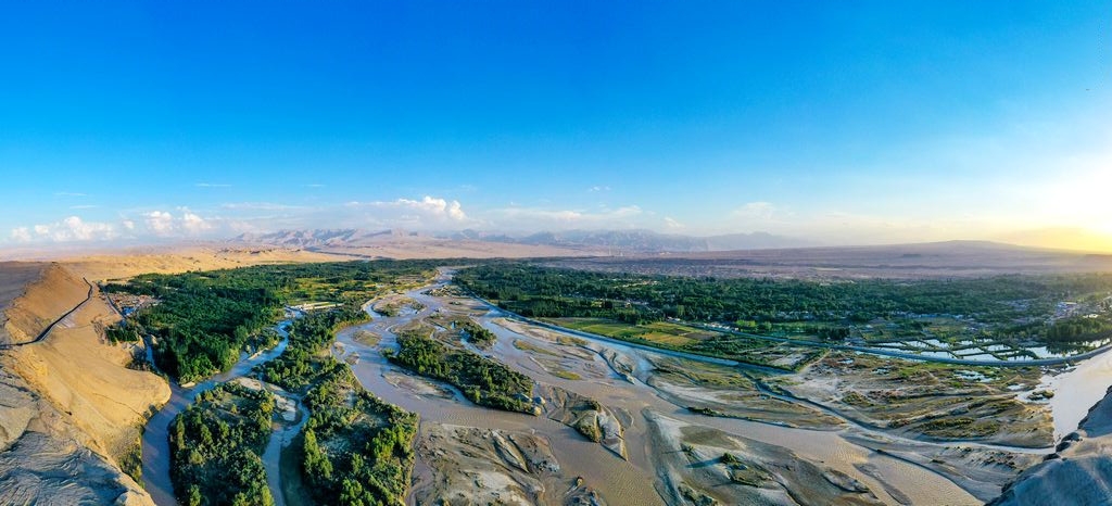 来自塔里木《塔河文苑》：睡着的胡杨