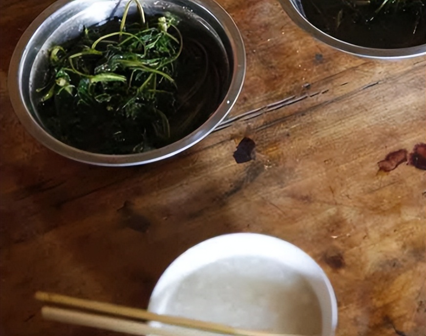 龚清孝：吃草上瘾得以赚钱娶媳妇，34年吃了40吨草：我就喜欢吃草