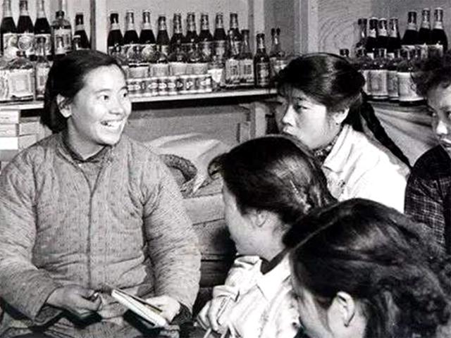 卖菜女工李素文:从副委员长跌落后创业,最后选择月薪二百当劳模