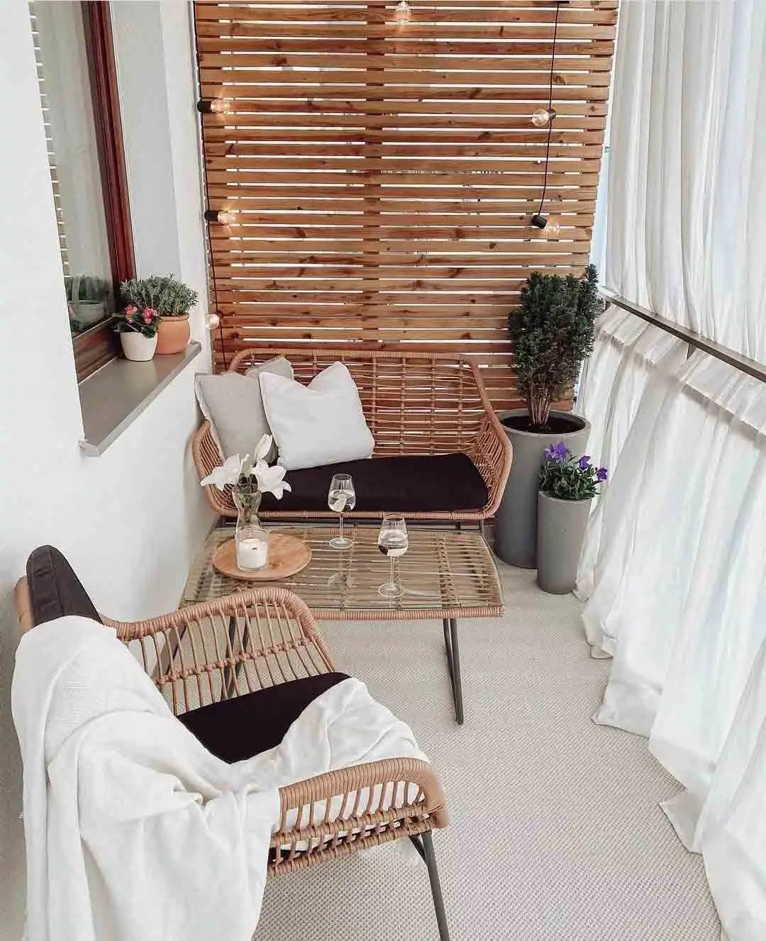 家里阳台怎么像露营感觉,阳台既能晾衣服也能当临时卧室