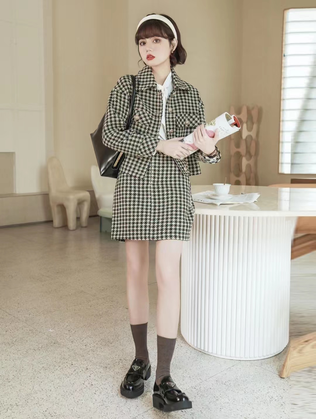 千鸟格半身裙秋冬款a字版30岁,黑白千鸟格半身裙配原绒色毛衫