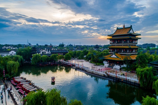 试猜薛宝琴精巧的元宵灯谜，谜底终不过是柴米油盐，内涵全是悲剧