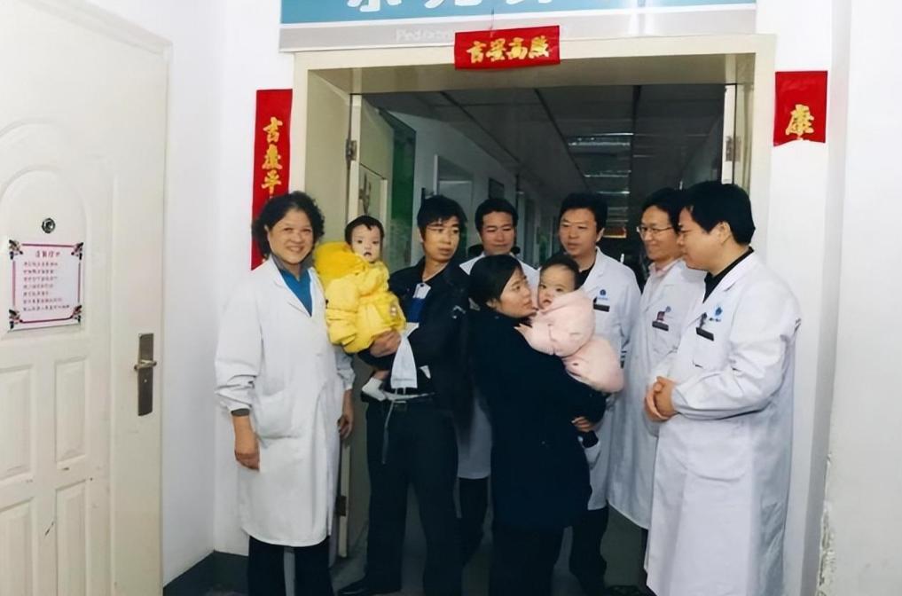 湖北女子生下连体婴儿,湖北孕妇生下首例“连体女婴”