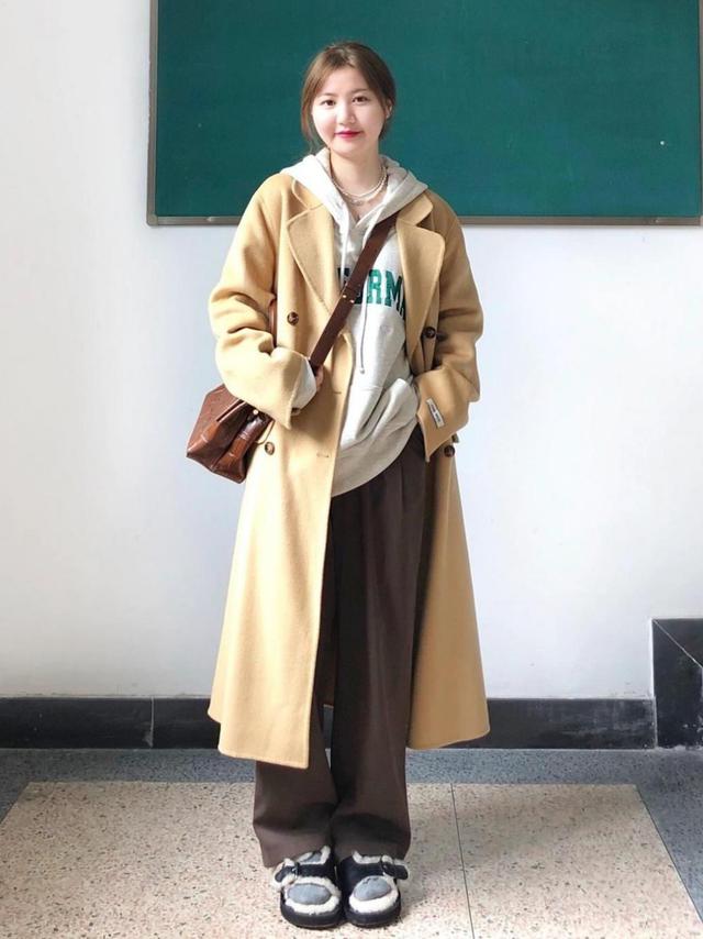 大衣卫衣今冬最火混搭套路时髦炸,冬季穿大衣卫衣减龄时髦