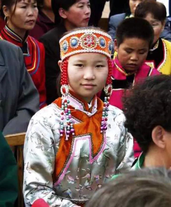 五十六个民族的风俗和服饰,五十六个民族代表服饰图片