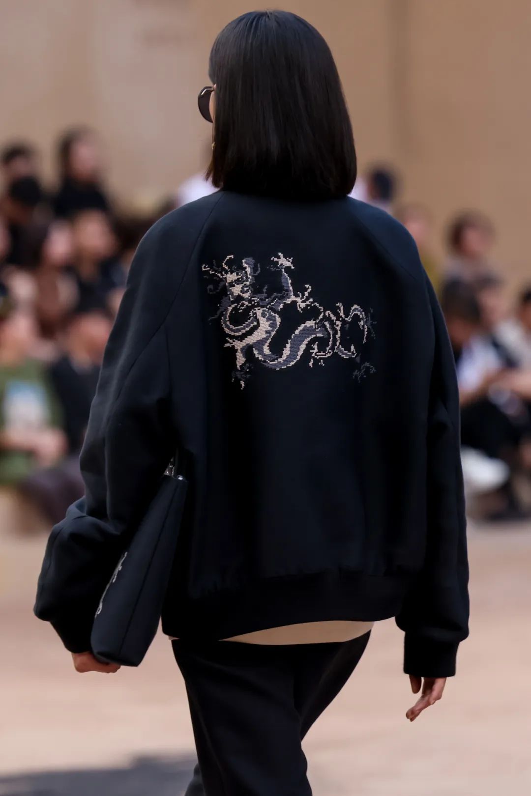 劲霸男装“茄克·龙的传人”中原大秀,看一件中国茄克如何演绎东方气度