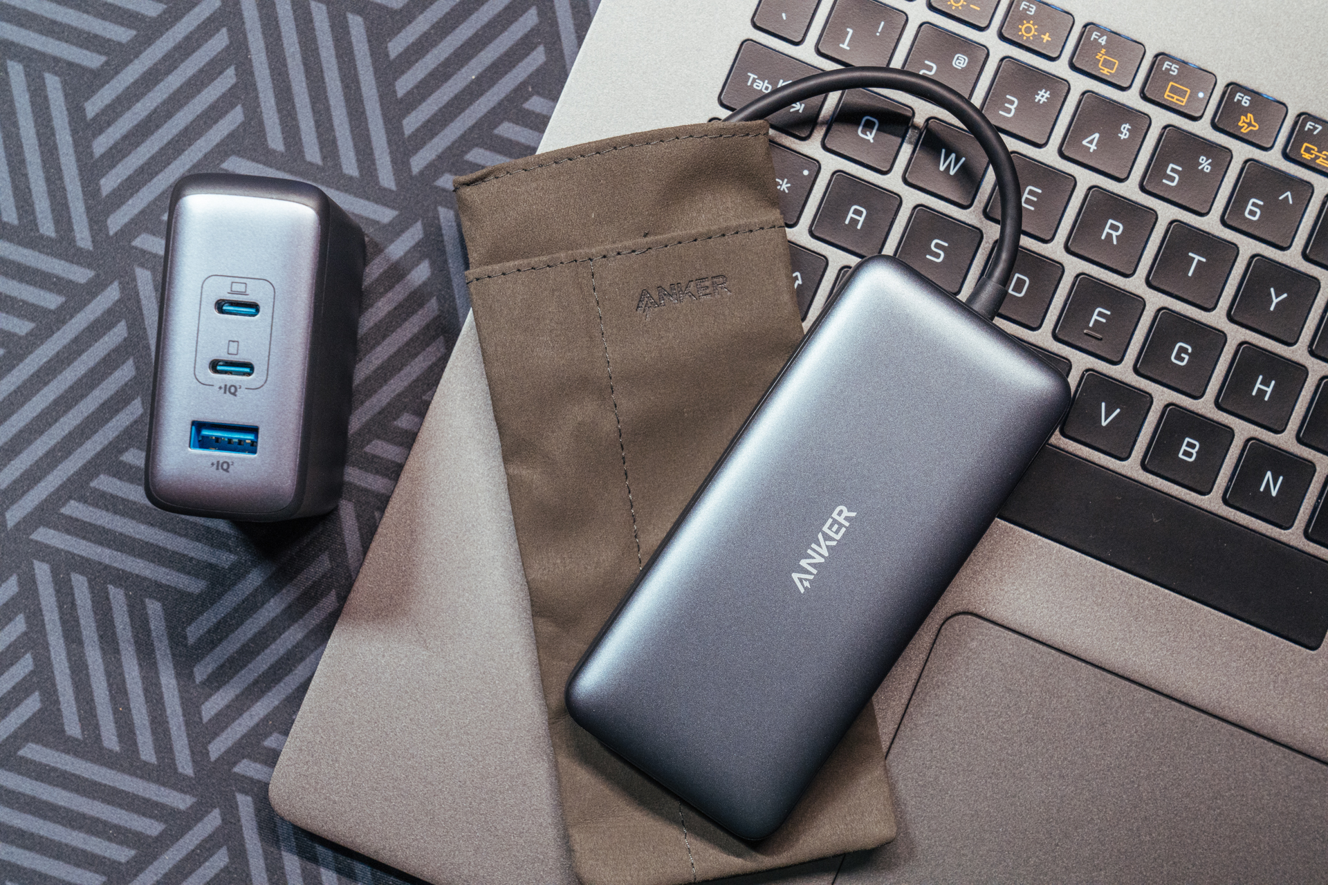 自己办公桌面布置,最简单的办公室桌面布置图