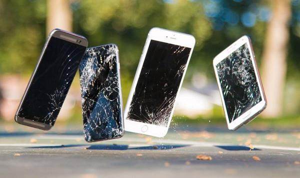 手机贴膜是钢化膜好还是水凝膜好,手机贴膜和不贴膜哪个更伤害眼睛