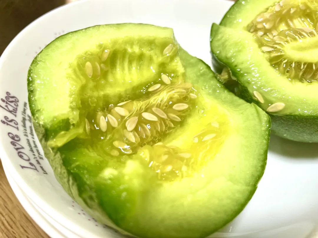 武汉美女：夏天要吃这些好瓜，藤蔓上的水果冰淇淋