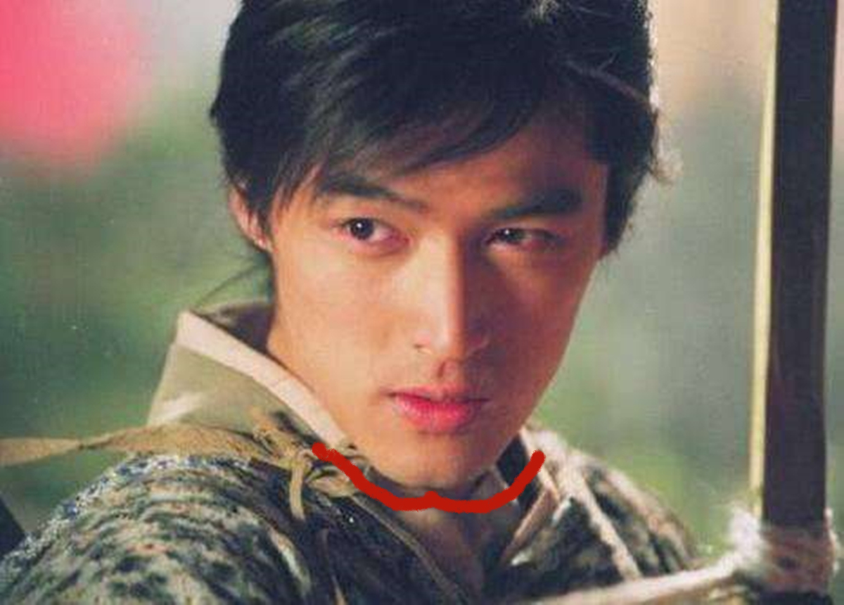 有美人尖下巴的明星,下巴不尖但很平的明星