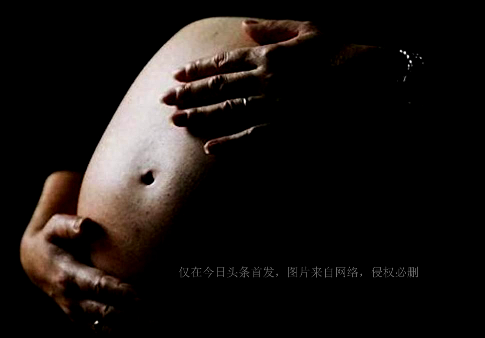 印度孕妇分娩大出血被放到木板上拖行7公里求医,惨死在医院门口