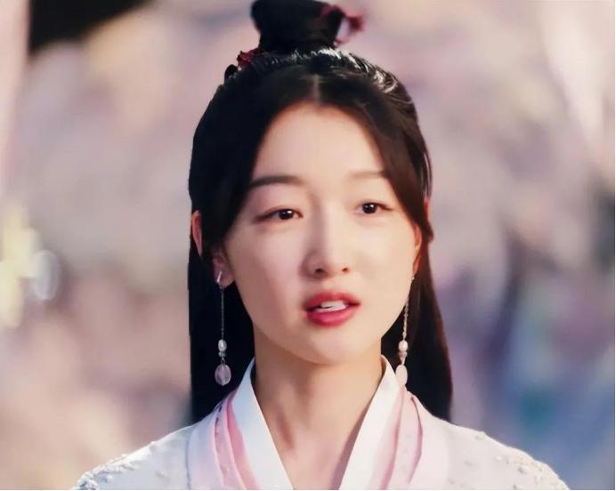 周冬雨相貌平平为什么那么火,周冬雨为什么一出道资源就那么好