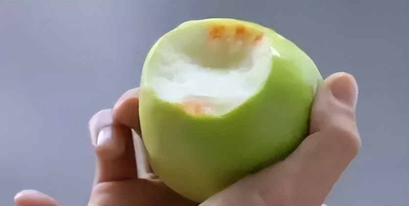 女子吐血不止医生瞬间慌了,女子吐血不止胃部插管