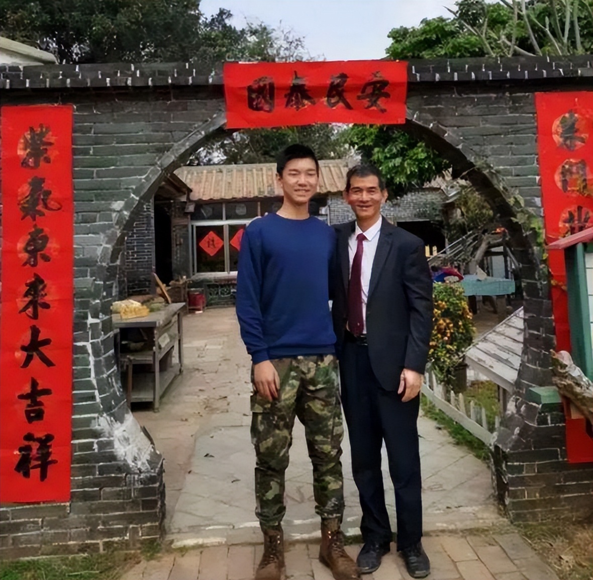 广州单亲爸爸花高价培养儿子，拒绝再婚，19岁儿子留学后却自杀了