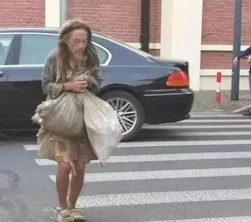 2020年，上海警方在*迁拆**区发现流浪汉，一个有故事的北理高材生