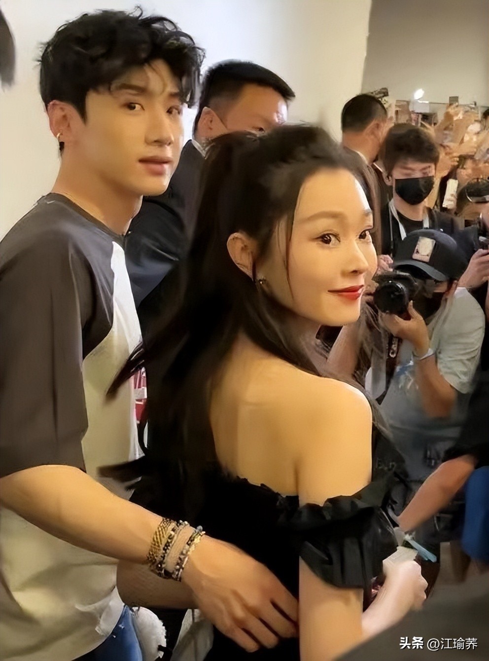 白敬亭宋轶出席活动大秀恩爱,白敬亭宋轶情侣俩人会甜蜜的合唱