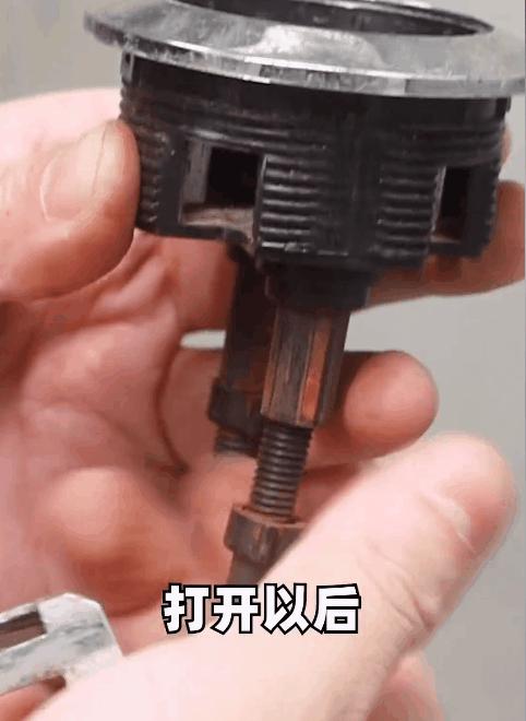 修马桶被坑上千块?学会这5招,维修师傅想挣你钱都难!