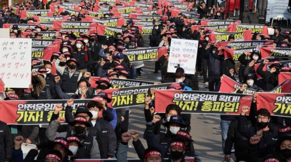 韩国50万人大*工罢**，要求“尹锡悦下台”，文在寅重出江湖开始反击
