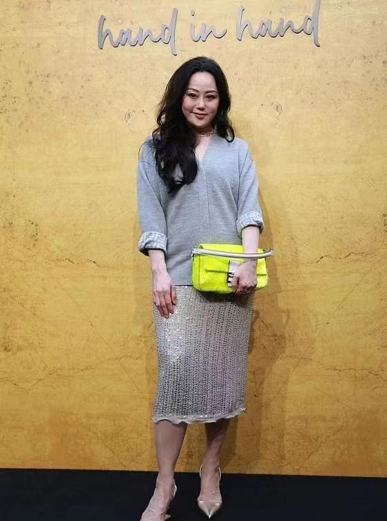 真实镜头下的章小蕙,章小蕙早期街头年轻照片