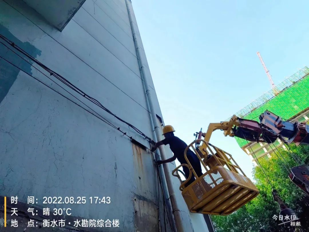 创城工作清除多余垃圾美化环境,创城清理窗户堆积物