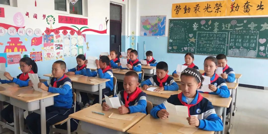 辽疆书信手拉手队员见面,手拉手民族团结一家亲书信500字