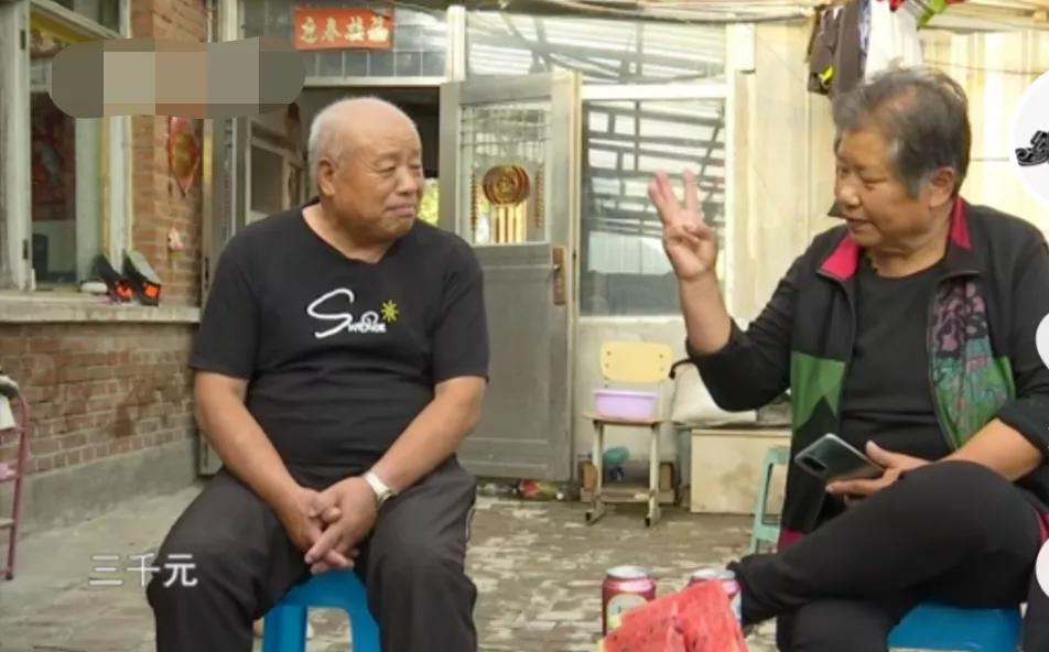 69岁女子杨某相亲70岁男子陈某，交谈甚欢，哪料杨某说存款得上交