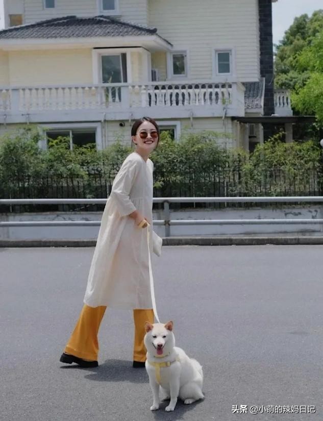 今年火了一种穿法叫:“裙子+裤子”,时髦藏肉,明星潮人都上头