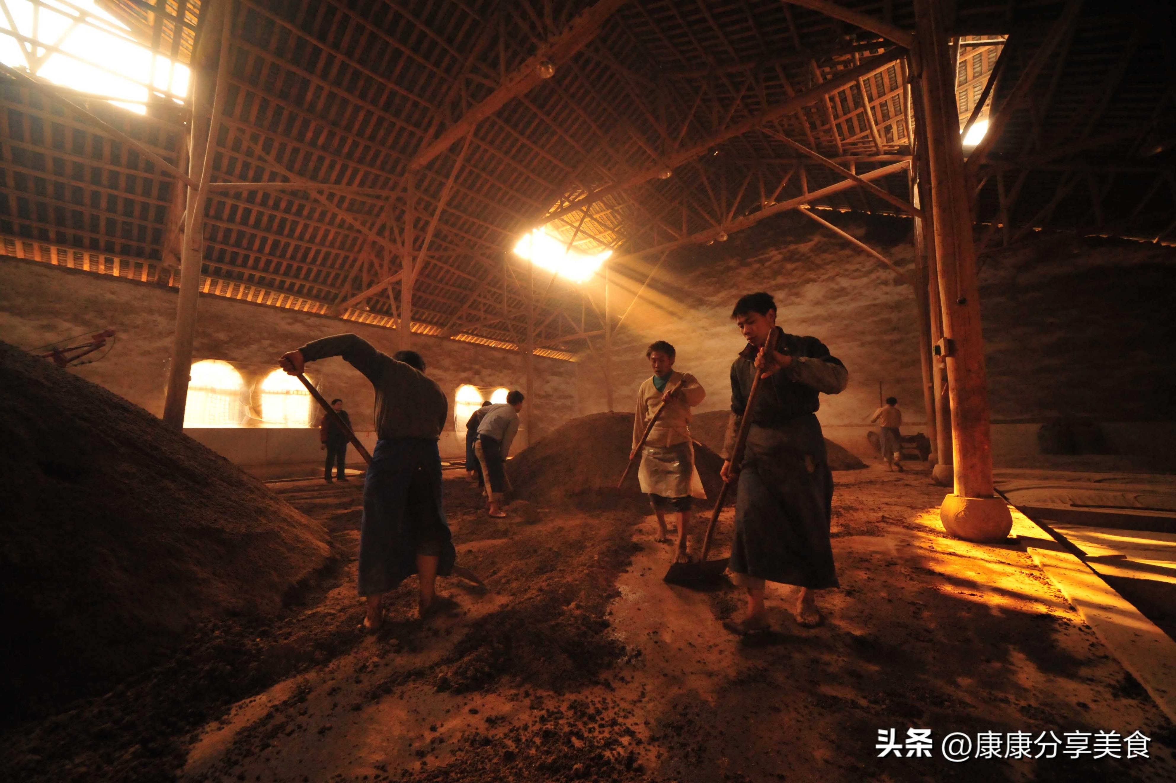 四川酒桌怪状：五粮液剑南春上不了桌，这3款“廉价酒”却成主角