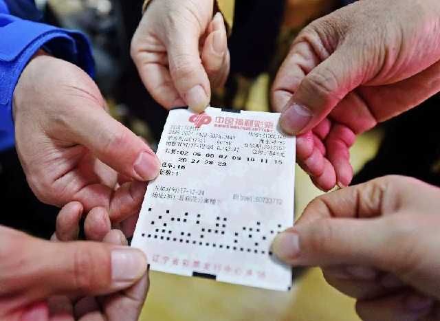 彩票店摆摊卖刮刮乐彩票,卖刮刮乐彩票的人