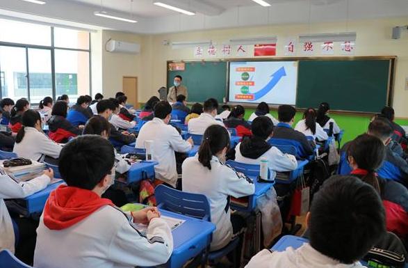 合肥一中学“嘲”男足，自创标语在校门口滚动，意外收获家长好评