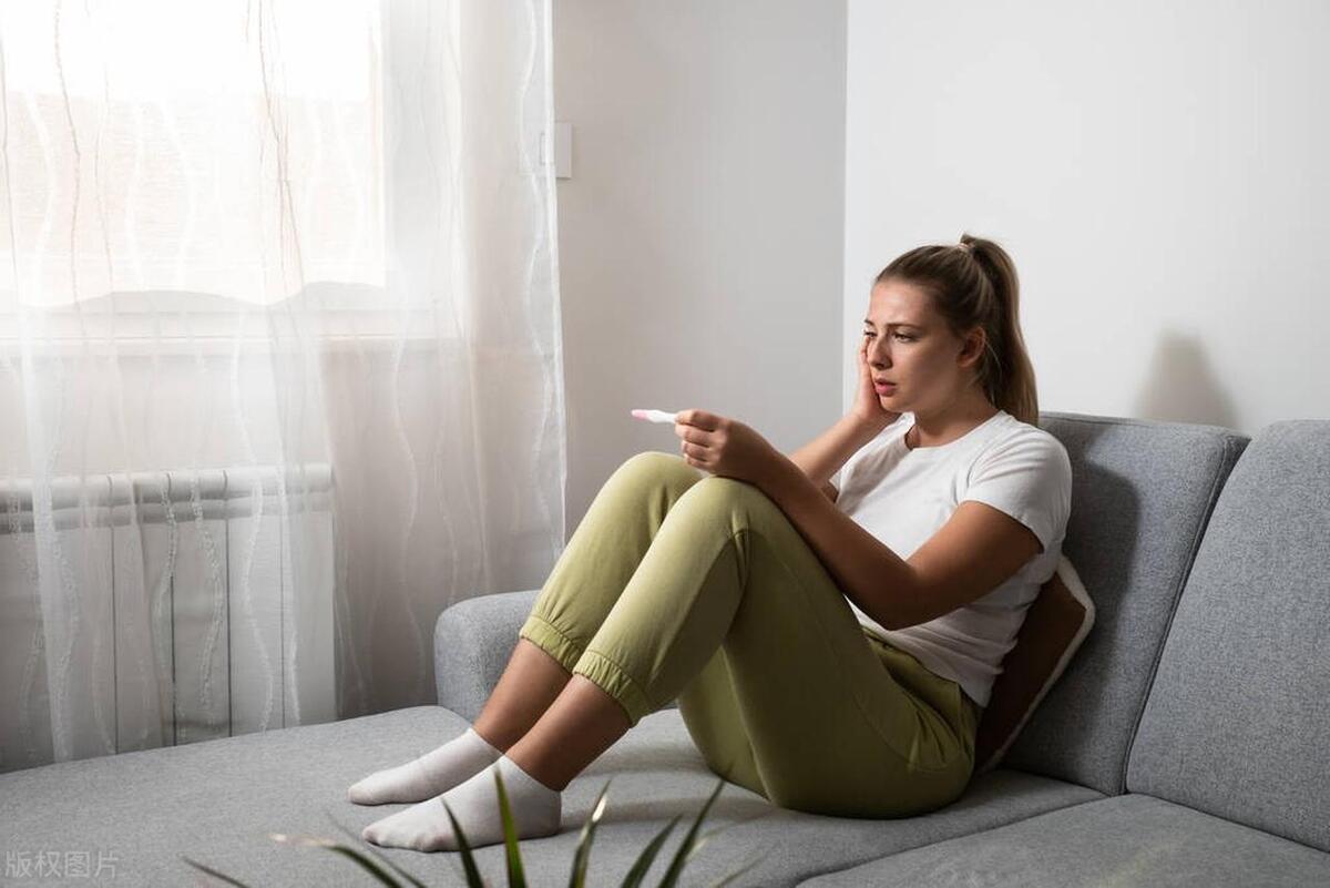 我30岁,月经没来以为怀孕,几天后隐私部位长了血泡,咳嗽咳出血