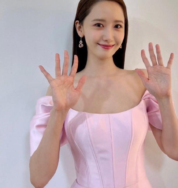 韩国林允儿郑秀妍,韩国青龙奖裴秀智林允儿