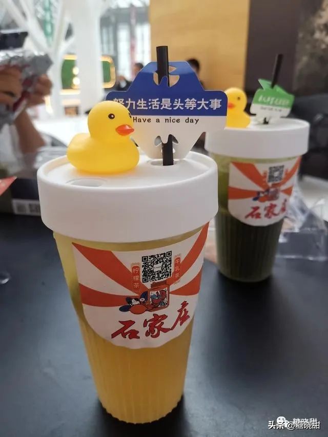 喝了十个品牌，三十款奶茶，终于找到了夏天的“解药”