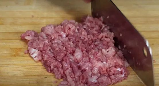 剁肉馅的正确方法和步骤,原来剁肉馅这么简单2分钟全剁好