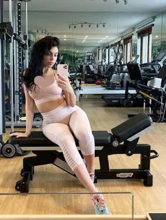 c罗前任伊莲娜日常装,前任还让人念念不忘