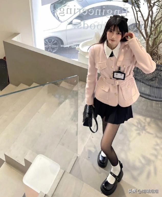 适合微胖女生的玛丽珍鞋款式推荐,玛丽珍鞋搭配过膝黑丝蓝色仙女裙