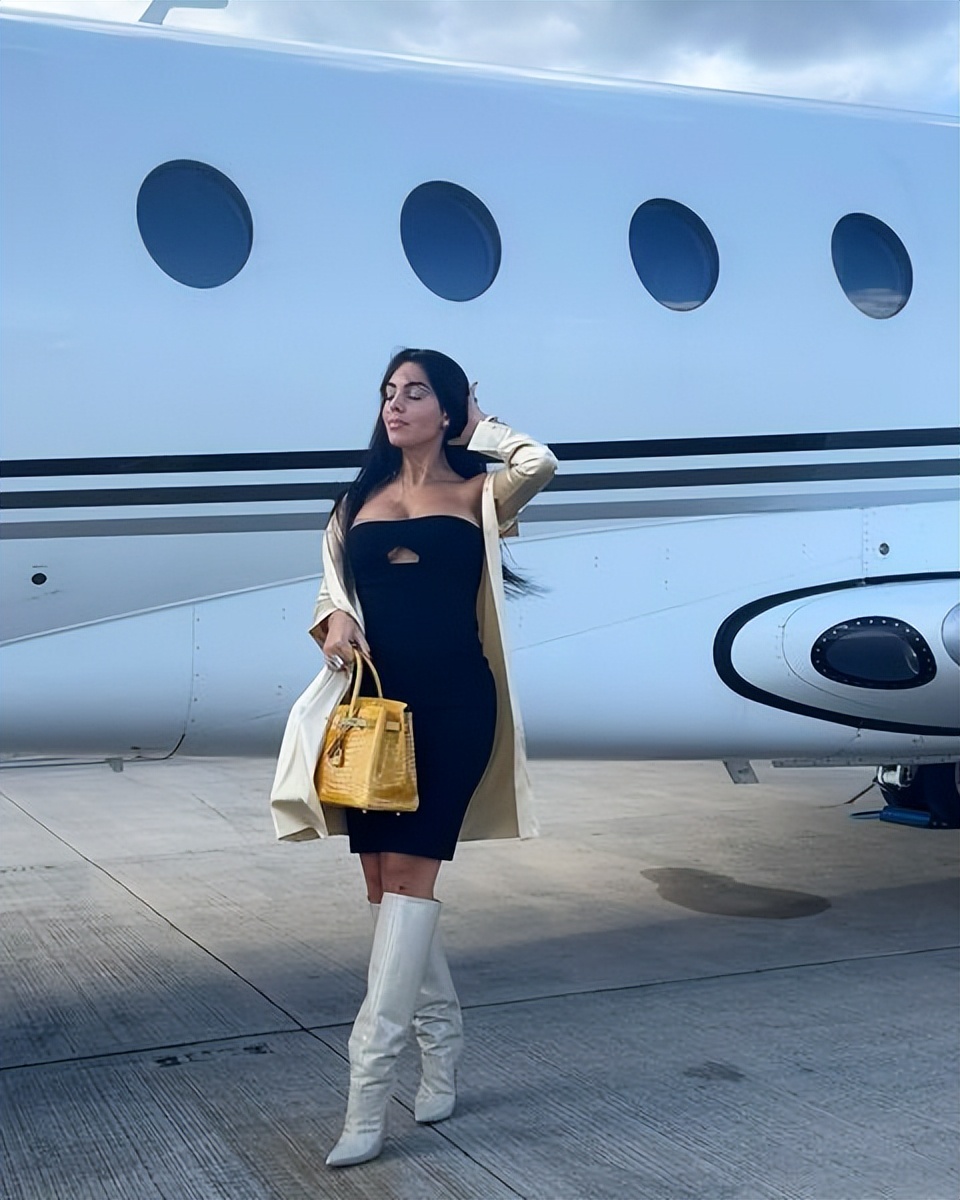 乔治娜身穿c罗的7号战袍,c罗官宣乔治娜为女友