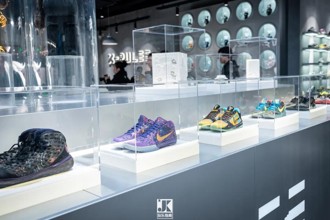 六位数玩偶、30万的AJ，免费送MOLLY，这家潮流店“很来事”