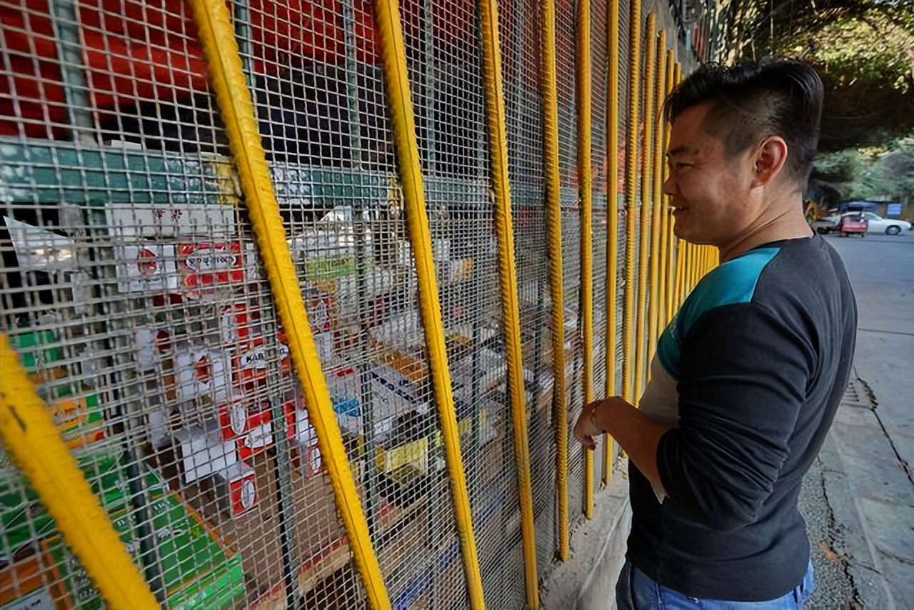 中缅边境铁丝网下交易，中国人大多是瑞丽人，缅甸货价格低廉