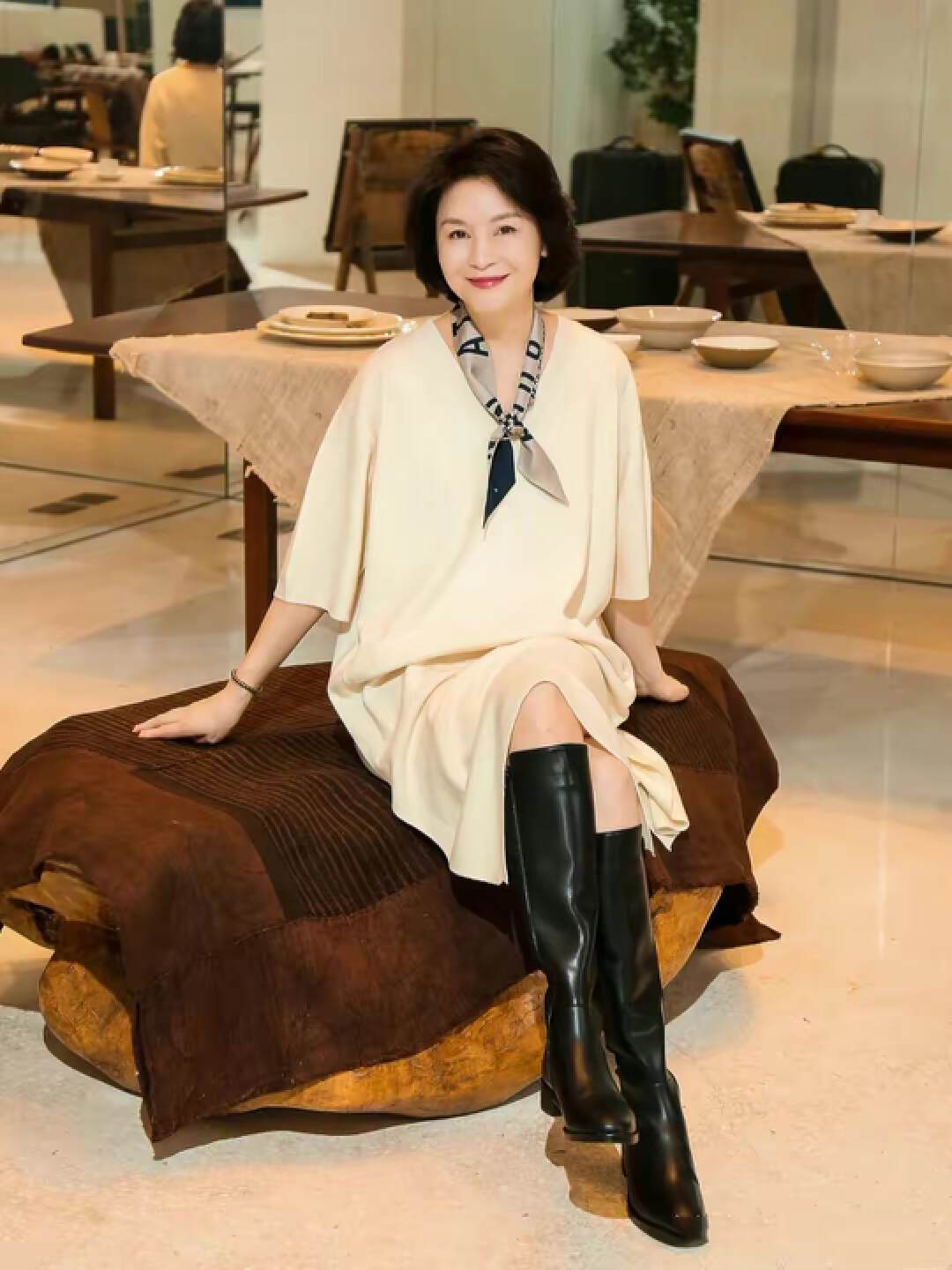 百搭丝巾时髦又有气质显气色,适合搭配牛仔裙的丝巾