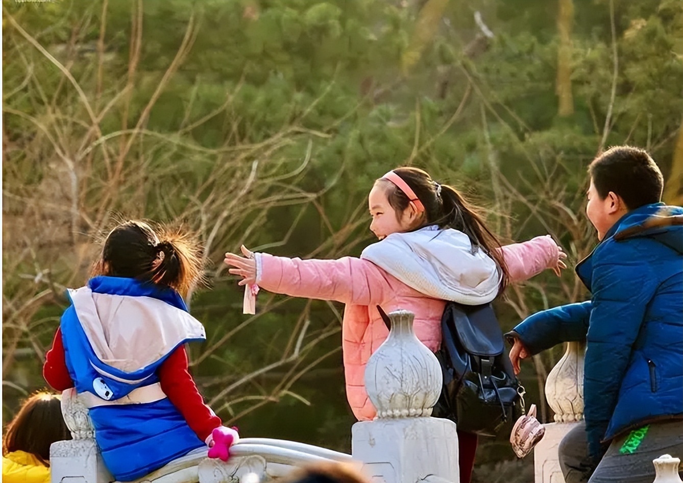 毒教材插图事件谁曝光的,江南布衣童装诡异细节