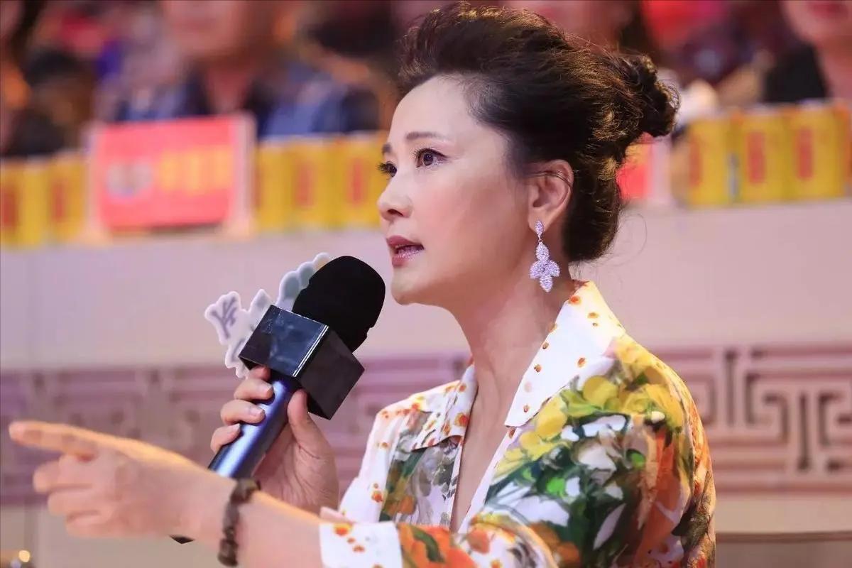 何赛飞与妹妹同台十年演夫妻,何赛飞嫁给老公的原因